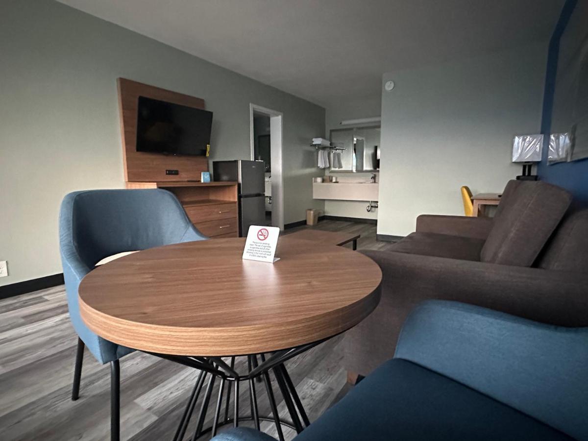 Days Inn & Suites By Wyndham Jennings Exteriör bild