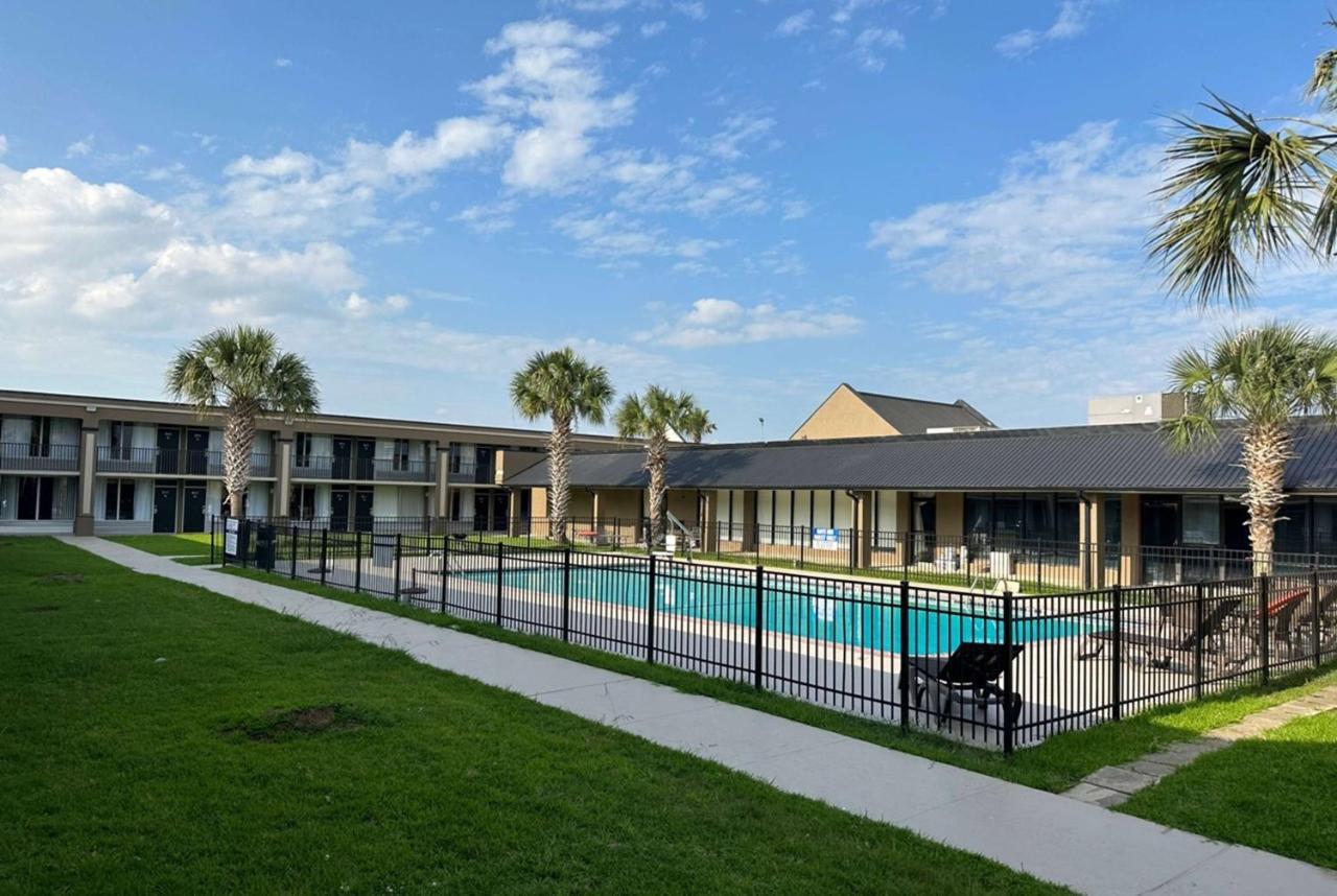 Days Inn & Suites By Wyndham Jennings Exteriör bild