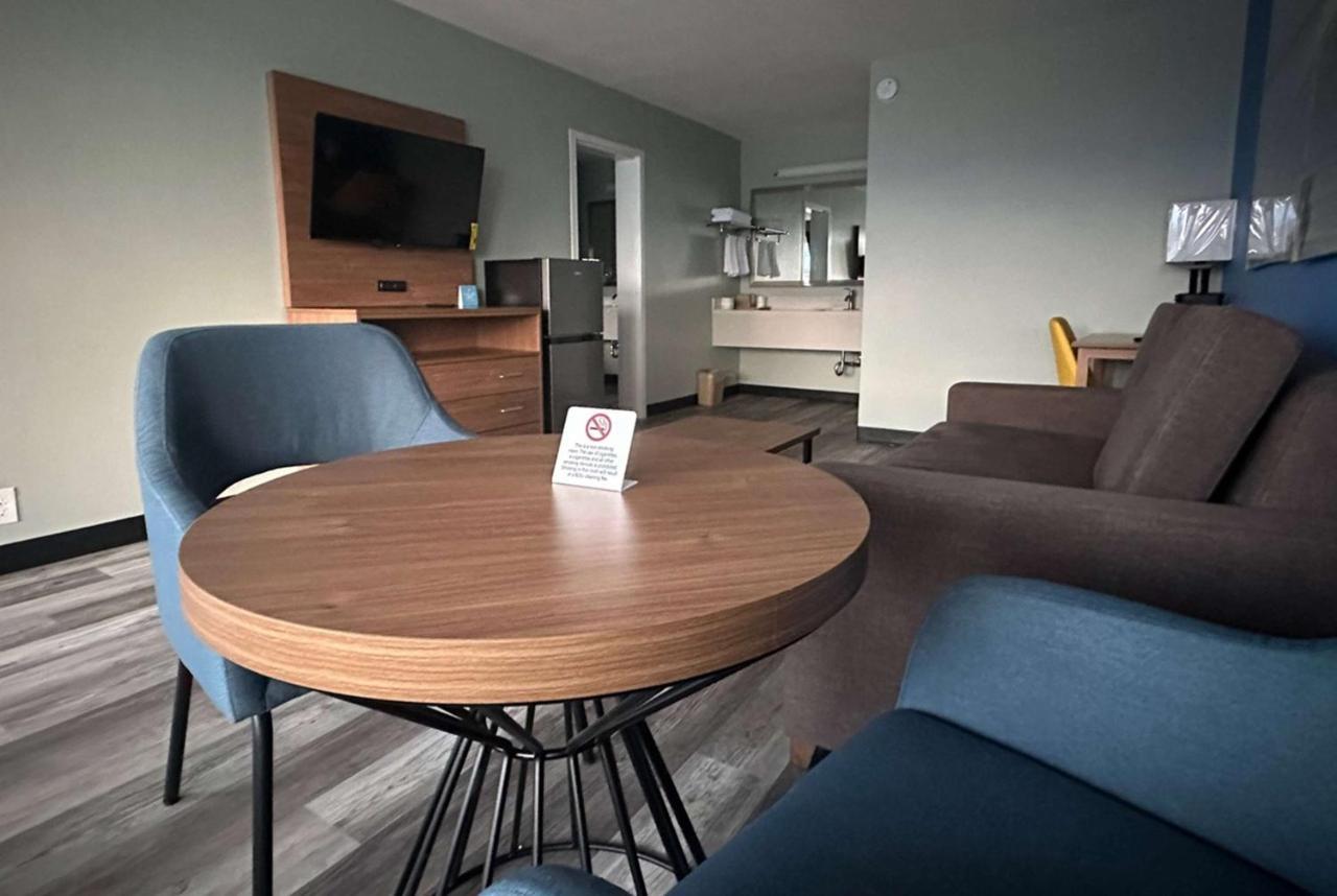 Days Inn & Suites By Wyndham Jennings Exteriör bild