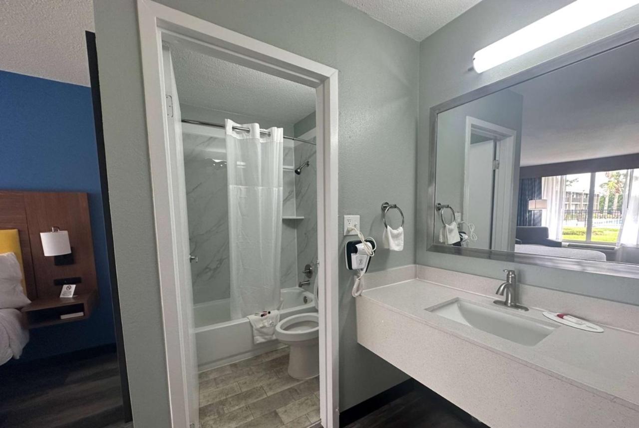 Days Inn & Suites By Wyndham Jennings Exteriör bild